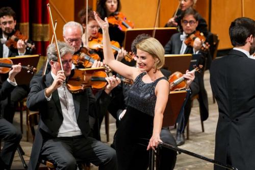 Sul palco, nel ruolo di solista, in tre splendide partiture la voce di Silvia Micu, brillante soprano di origini rumene