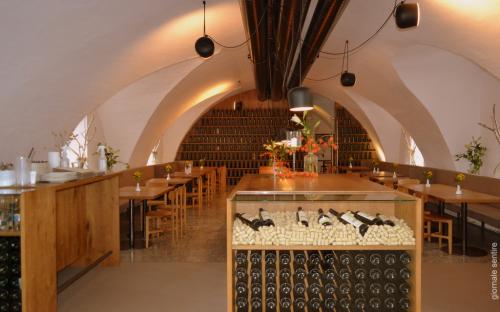 La taverna interna al castello, luogo ideale per degustare vini e piatti tipici. L'etichetta Seggau è ormai un must per gli intenditori. Prodotto di punta il Sauvignon bianco