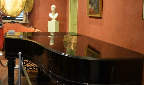 Il  leggendario pianoforte della Boheme, uno Steinway&Sons conservato a Lucca, conservato nella casa natale a Lucca