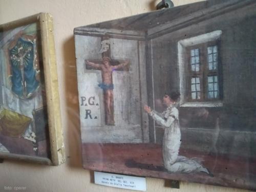 La preziosa galleria di antichi  ex voto del Santuario del Crocifisso 